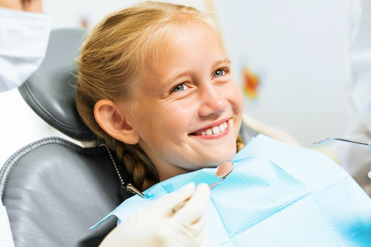 Врач лечащий кариес. Ребенок у стоматолога. Ребенок на приеме у стоматолога. Подросток у зубного.